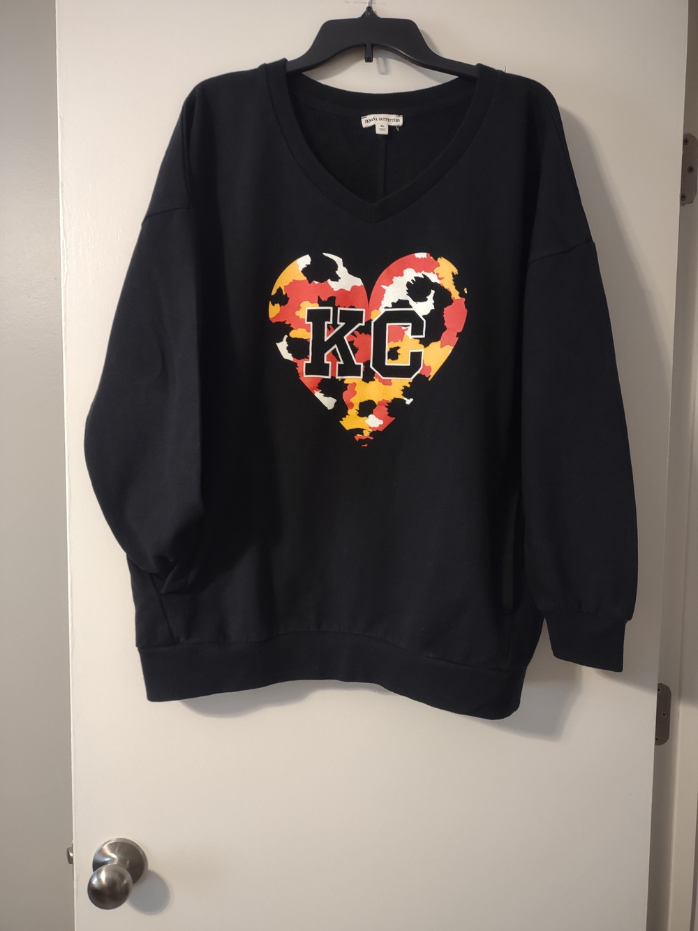 KC Heart Graphic V-Neck Sweatshirt - Black